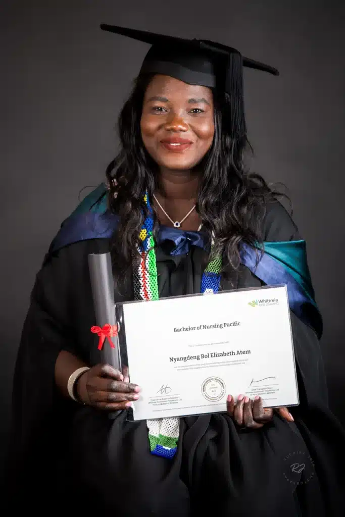 The professionalism of a photographer dedicated to capturing graduation moments